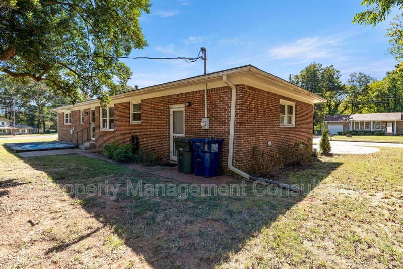 Huntsville House: 3200 West Helena Drive Northwest
