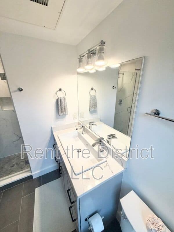 Washington Condo: 2615 University Place NW