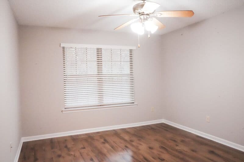 Midway House: 438 Edgewater Dr