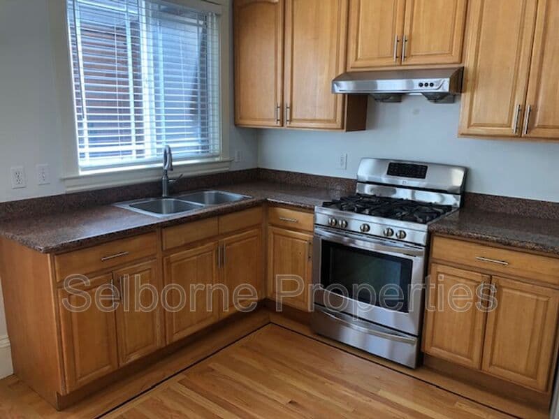 Oakland House: 937 International Blvd