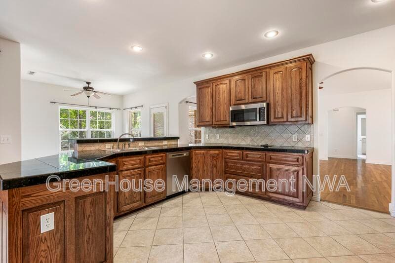 Bentonville House: 4003 SW Hawthorne Place