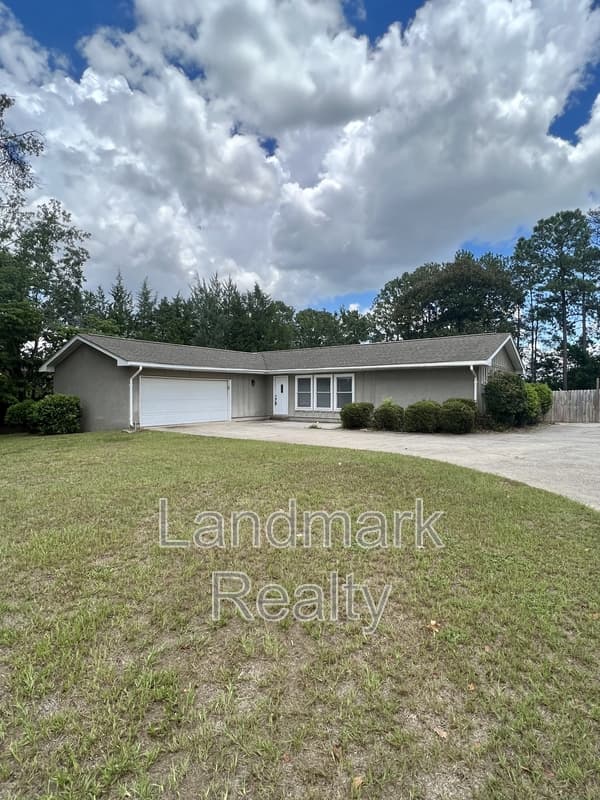 Warner Robins House: 116 Lake Front Drive