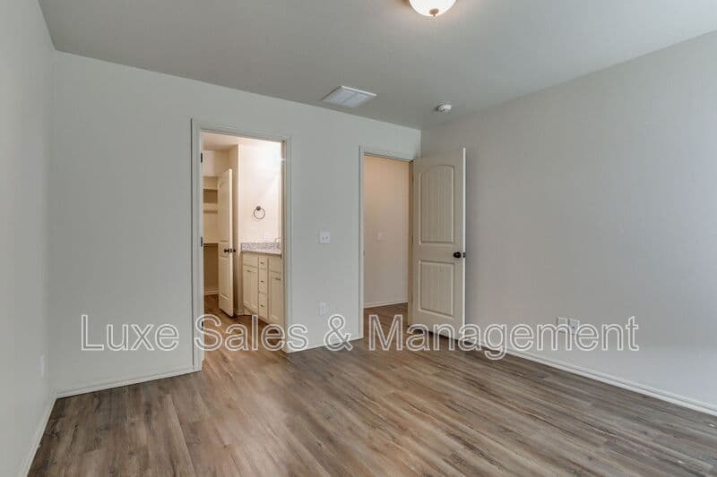 Edmond House: 341 Chalk Hill Ct