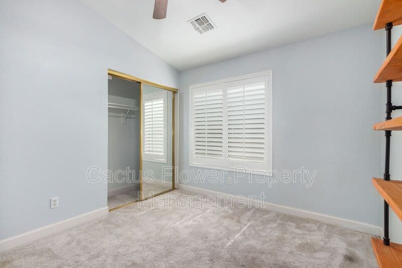 Glendale House: 21295 N 69th Ave