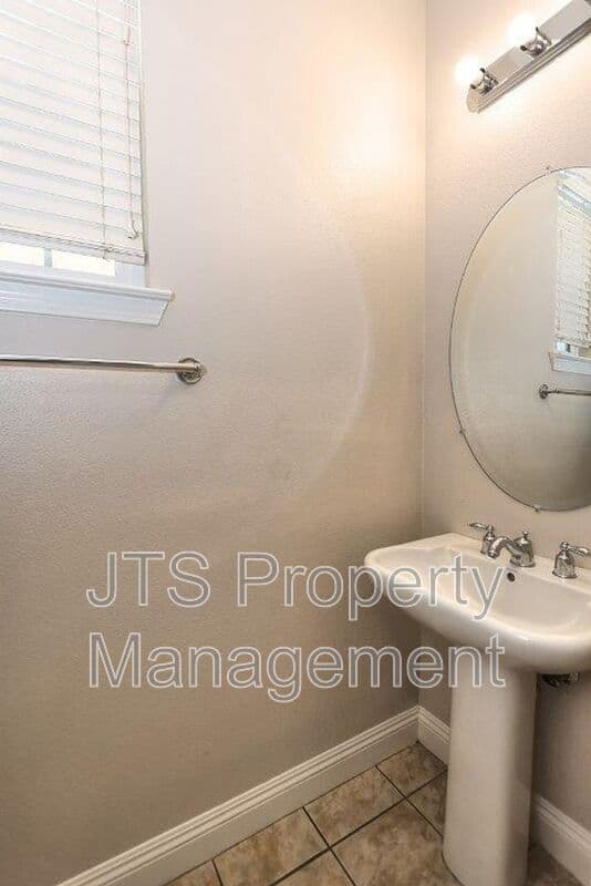 Sacramento House: 5424 Washoe Street