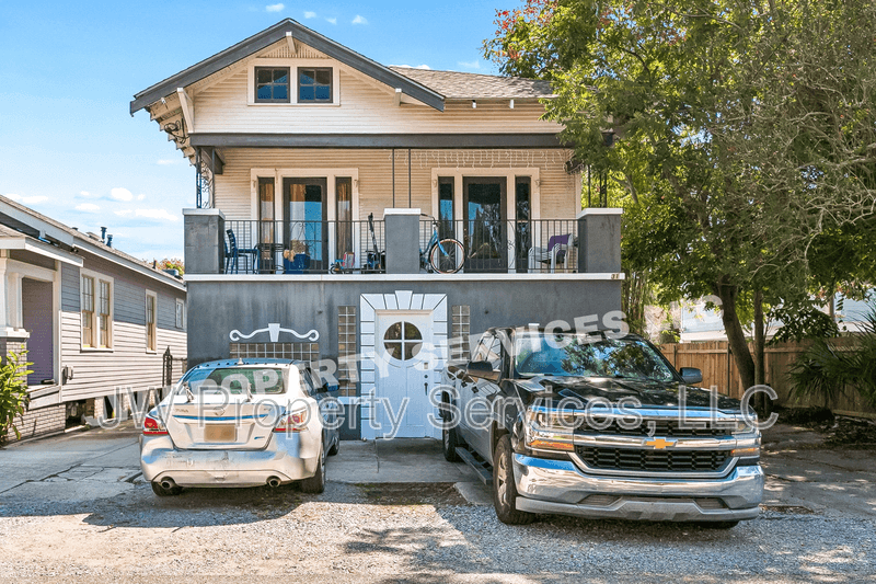 New Orleans House: 320 N Olympia