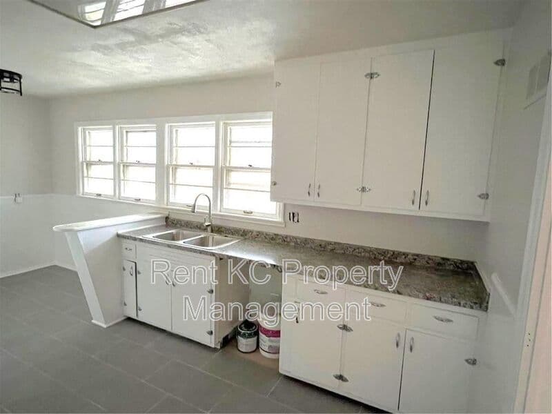 Kansas City House: 800 E 75th Terrace