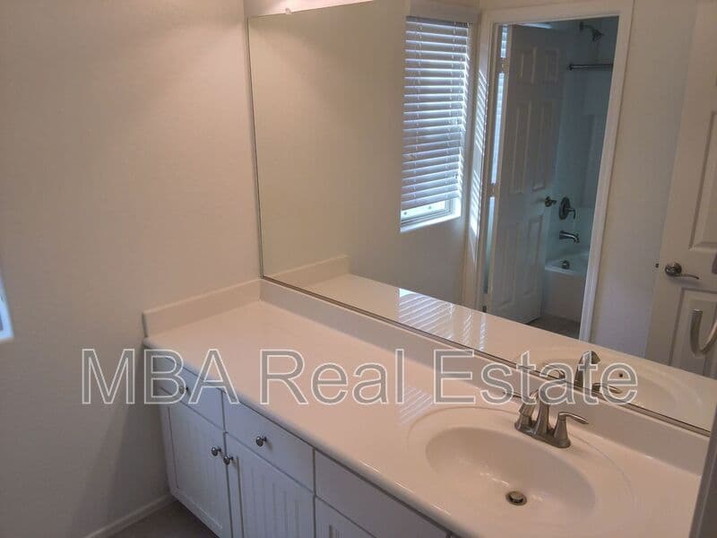 Mesa House: 3031 E Regina St