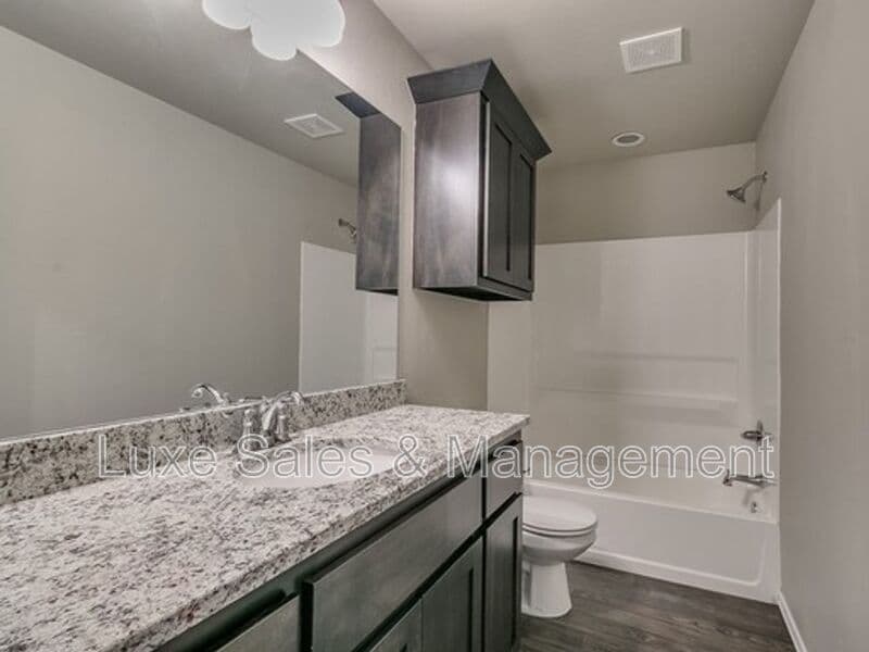 Moore House: 759 SW 14th St