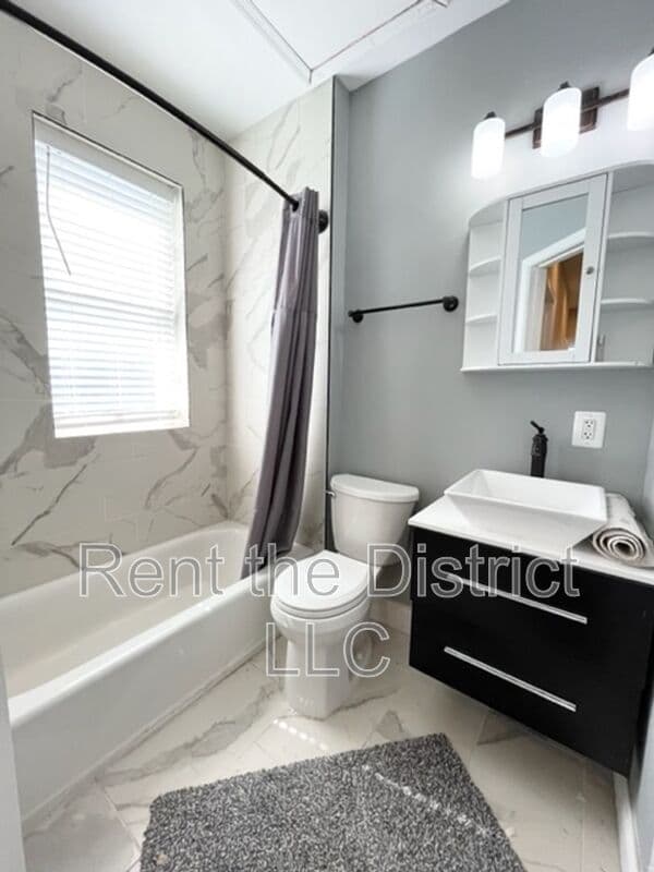 Washington Townhome: 318 Seaton Place NE