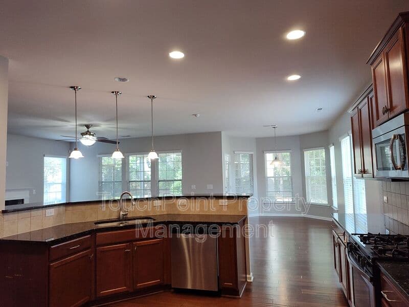 Charlotte House: 8611 Burnside Ln