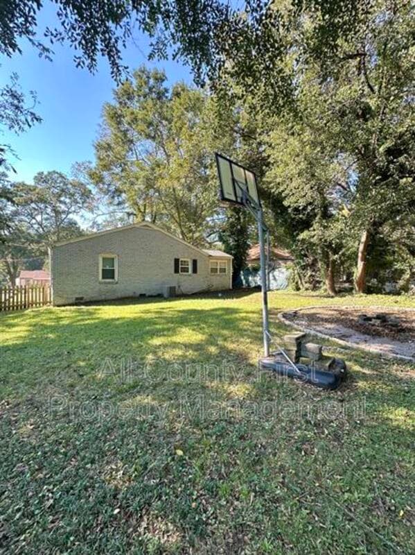 Decatur House: 1384 Peachcrest Rd,
