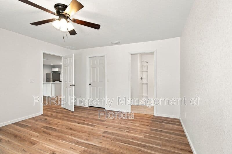 Williston House: 11330 NE 66th Lane