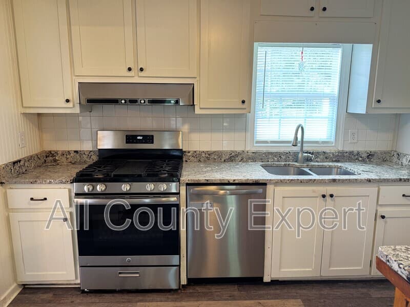 Gainesville House: 9215 Long Hollow Rd