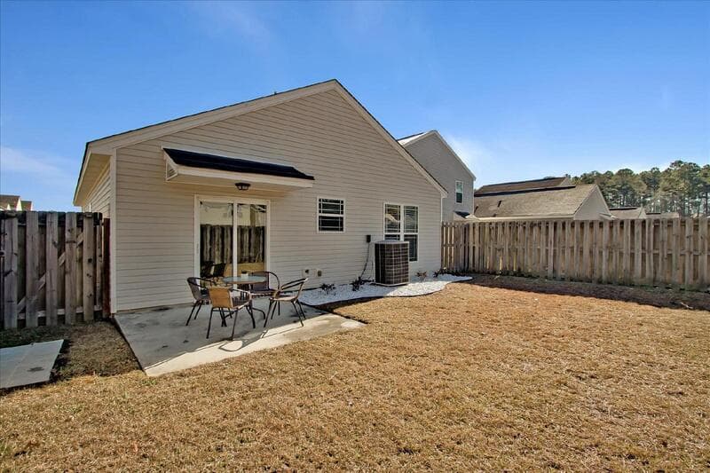 Savannah House: 11 Summer Lake Way