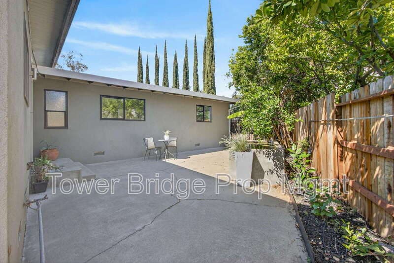 Fair Oaks House: 3937 Orangewood Dr