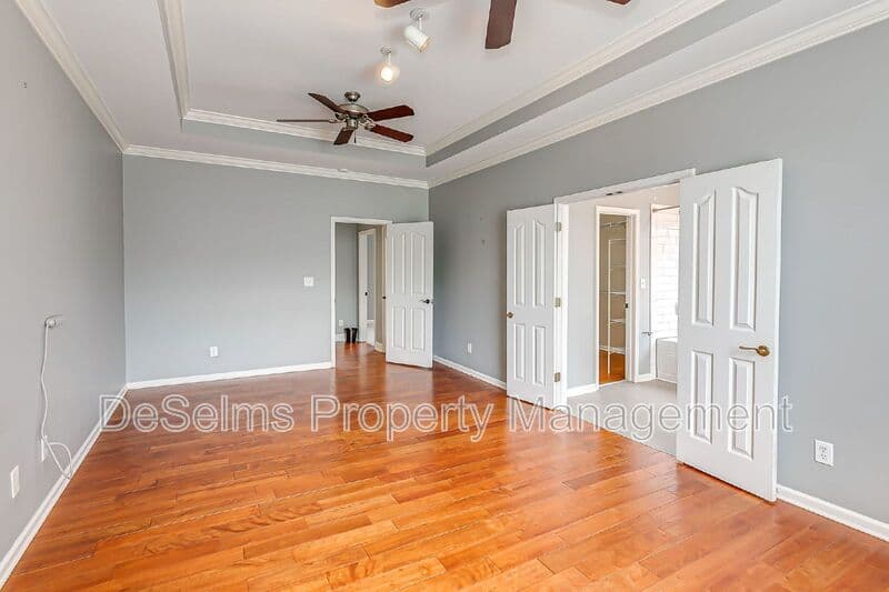 Nashville House: 701 Brent Glen Place
