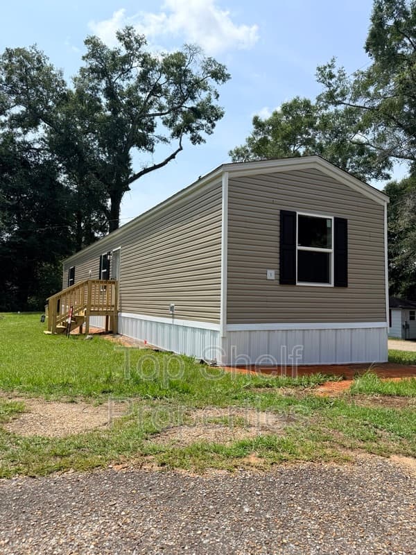 Daleville House: 74 Dilly Branch Road