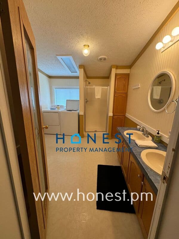 West Gardiner House: 107 Woodland Dr