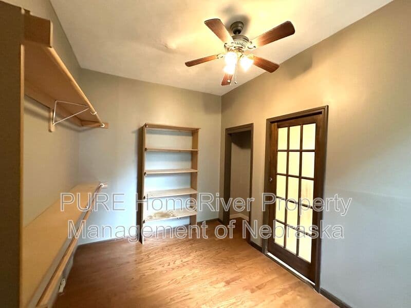 Omaha House: 1009 N 49th Ave