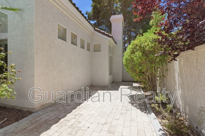 Henderson House: 1888 Woodhaven Dr