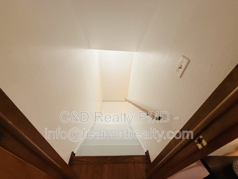 Olmsted TWP House: 8462 Glenbrook Dr, Olmsted TWP OH, 44138