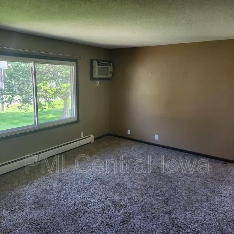Waukee Condo: 450 Laurel St