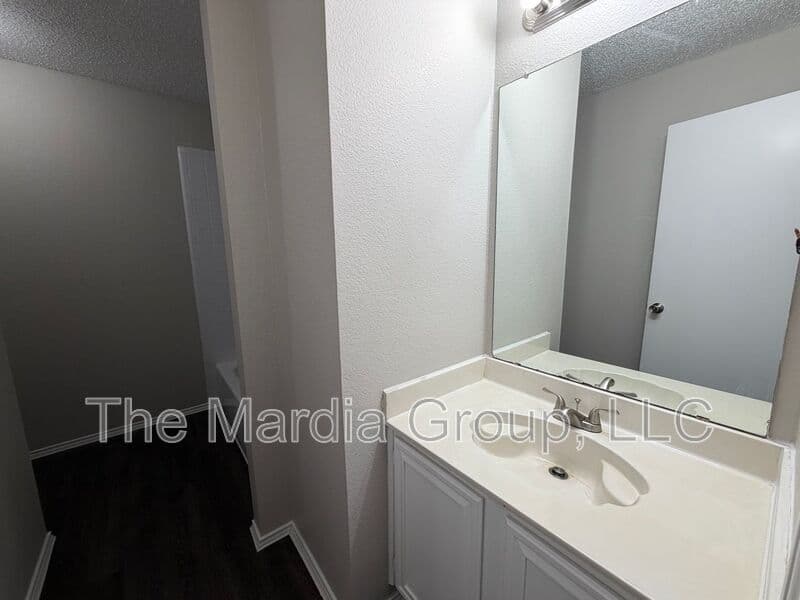 Cedar Hill House: 904 Shady Brook Lane