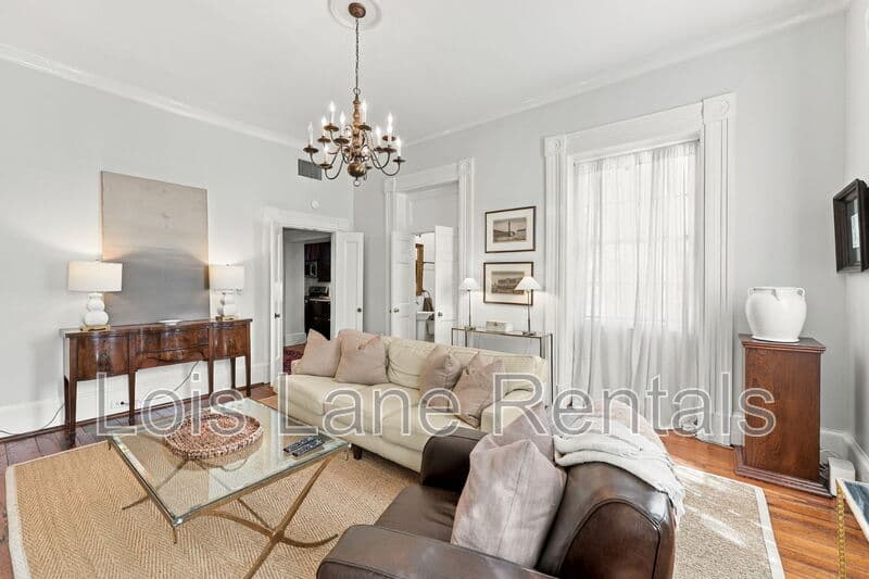 Charleston House: 22 Wentworth Street