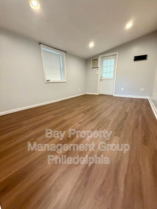 Glenside House: 300 Winding Way