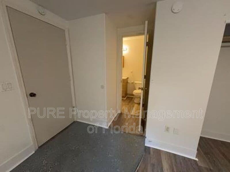 Ocala House: 595 NW 100th St