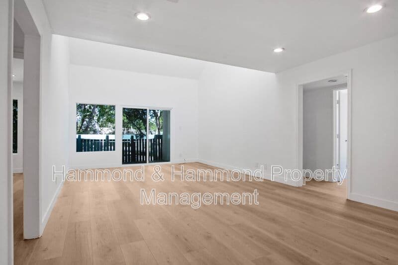 Tarzana Condo: 5700 Etiwanda Ave.