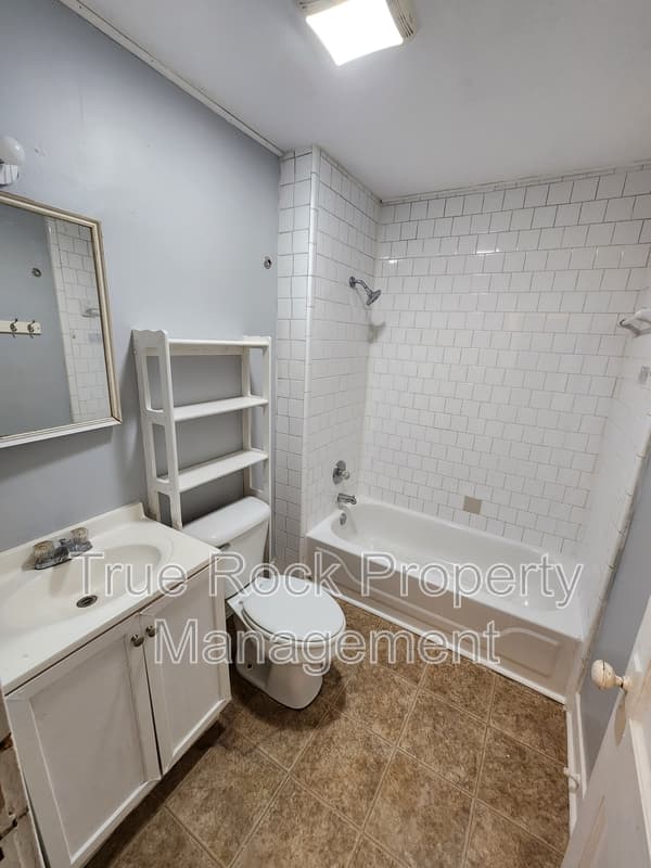Ada House: 827 E Main St Apt A