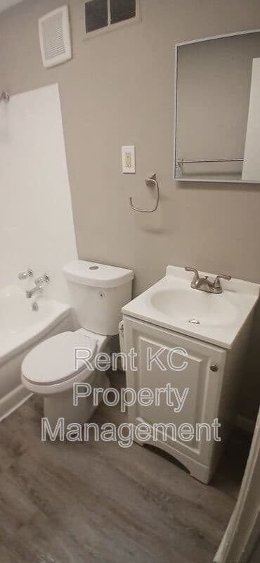 Independence House: 412 N Cochise Dr