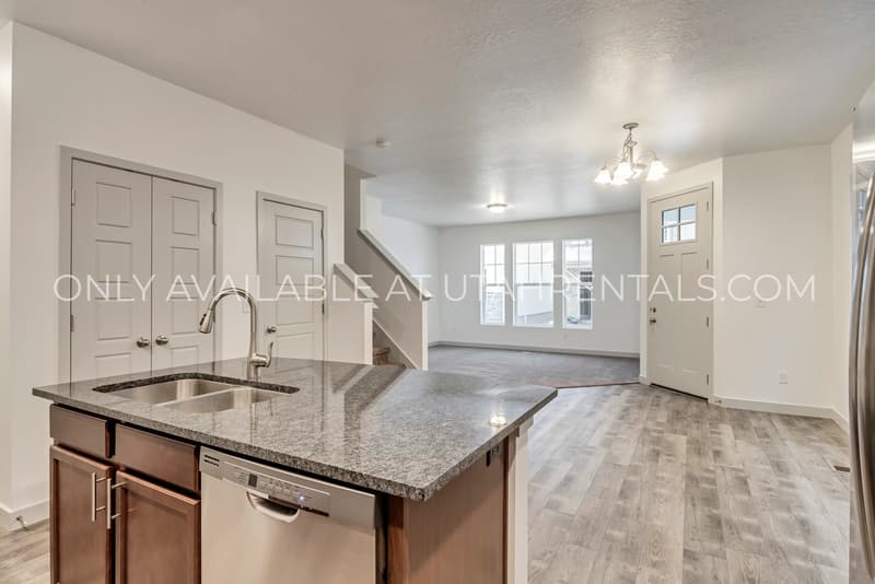 Lehi Townhome: 4442 W 2550 N