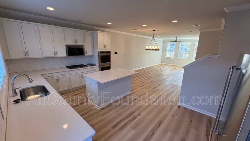 Summerville House: 612 Southview Lane