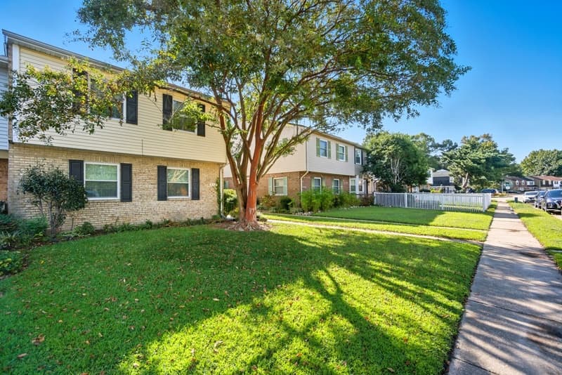 Virginia Beach Townhome: 712 Biltmore Drive