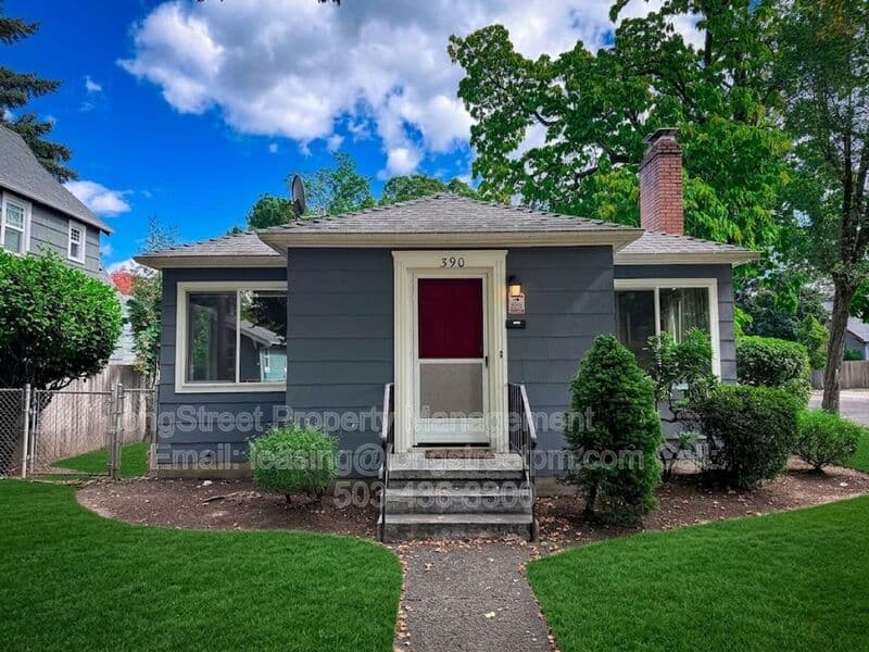 Salem House: 390 23rd St SE