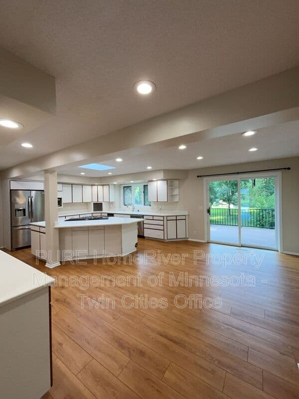 Edina House: 7420 Hyde Park Cir