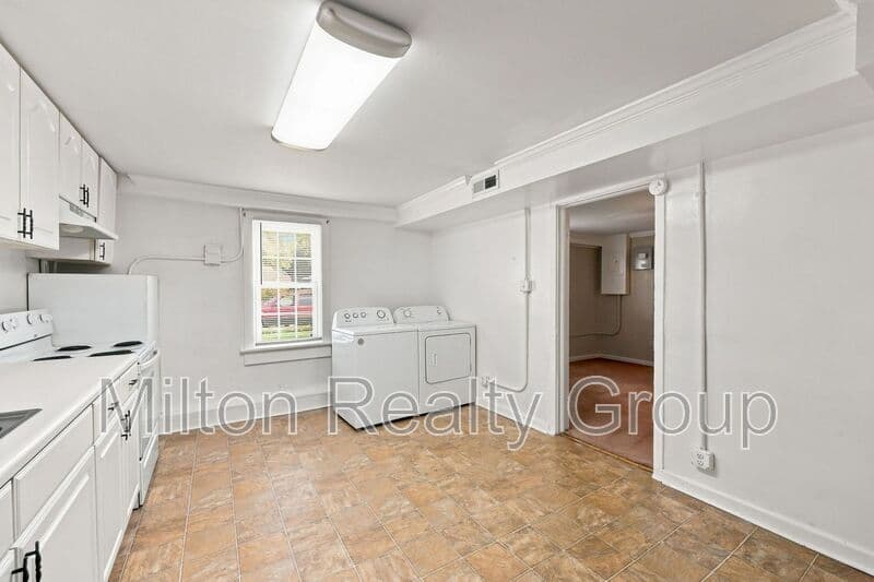 Four Oaks Condo: 101 E. Woodall St.