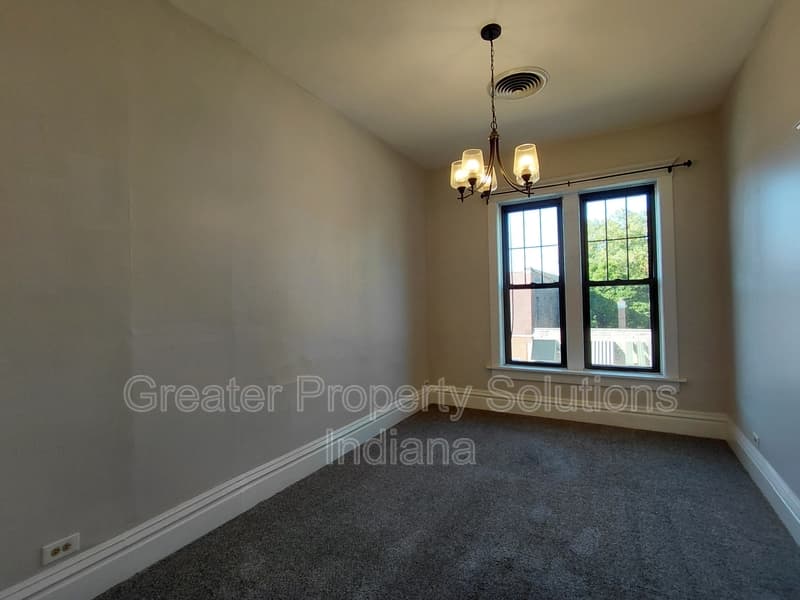 Lowell House: 416 E Commercial Ave1