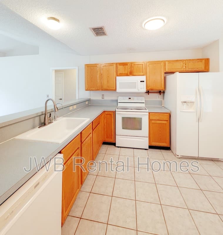 Jacksonville House: 4483 Cobblefield Cir E
