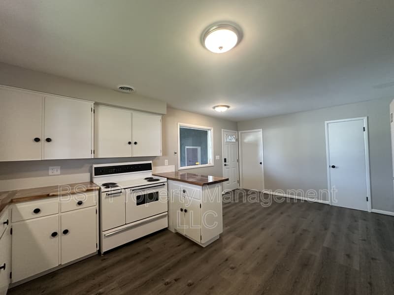 Salem House: 8060 State Street