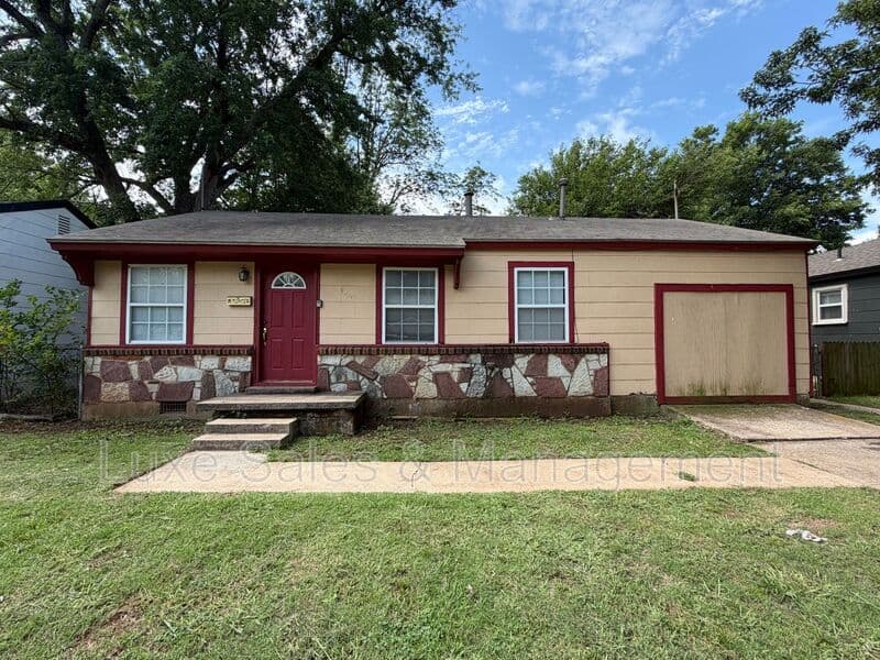 Del City House: 4220 SE 25th St