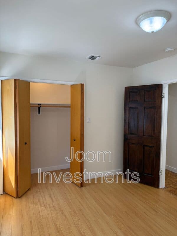 Los Angeles House: 2523 S Bentley Ave