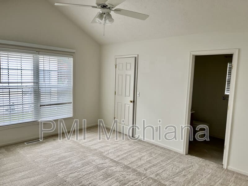 South Bend House: 51880 Courtland Dr E
