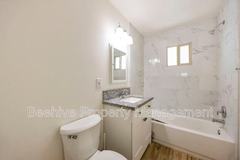 Mesa House: 430 W 3rd St