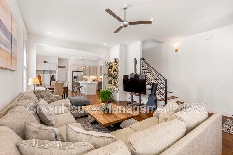 Bentonville House: 636 SW B ST