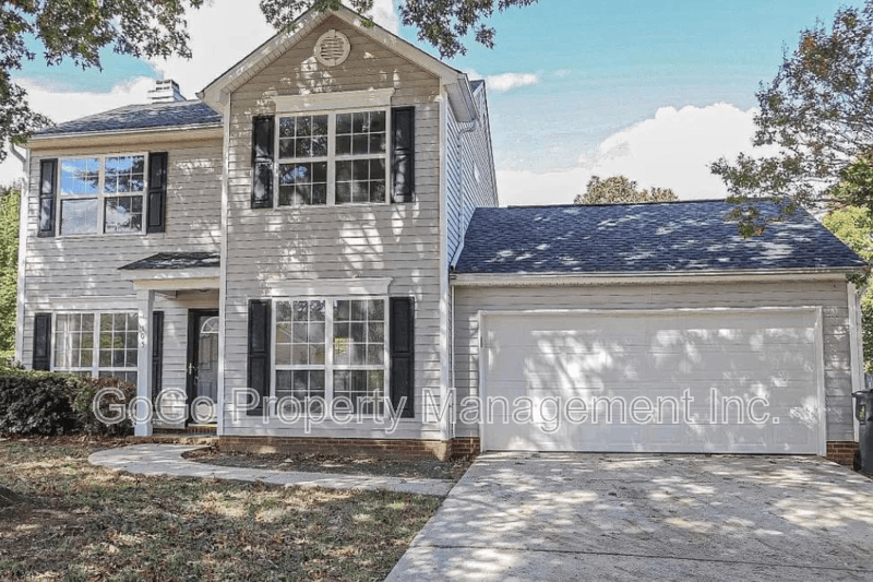 Simpsonville House: 105 Fairview Lake Way