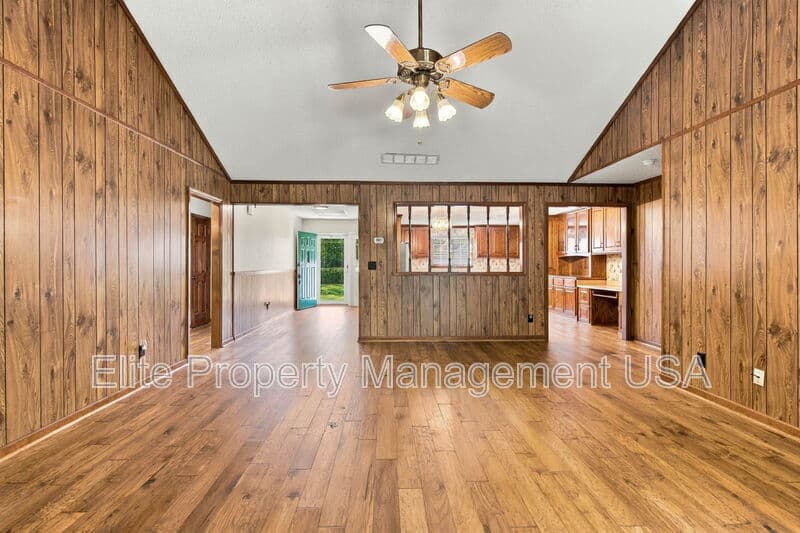 Gainesville House: 1028 Holly Drive